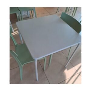Mesa y sillas metalicas